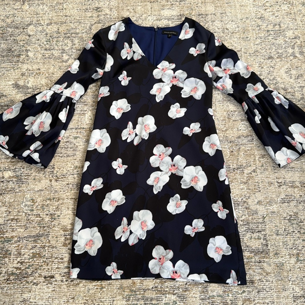 Banana Republic, floral print bell sleeve dress, size 0, great condition.